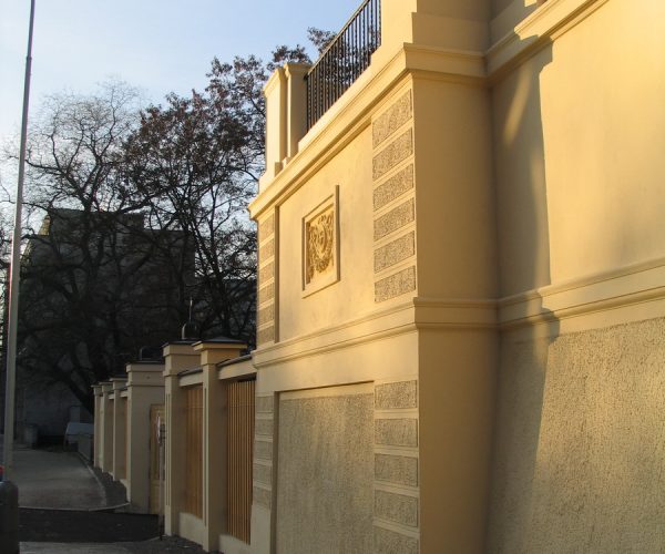 Opěrná zeď s bránou od Vršovic