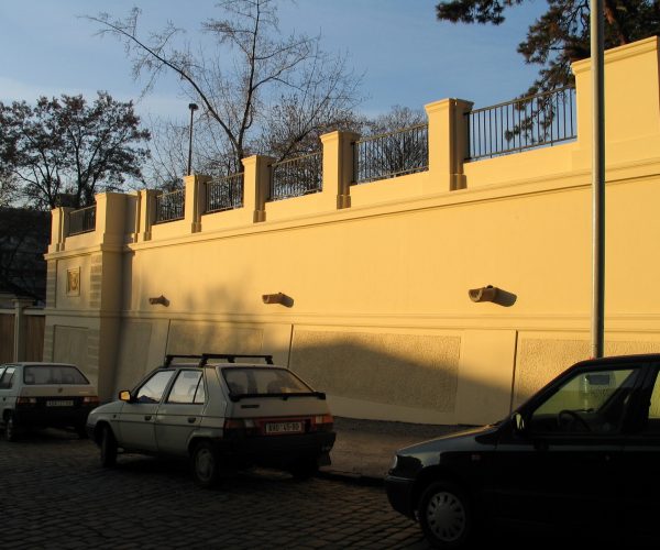 Opěrná zeď s bránou od Vršovic